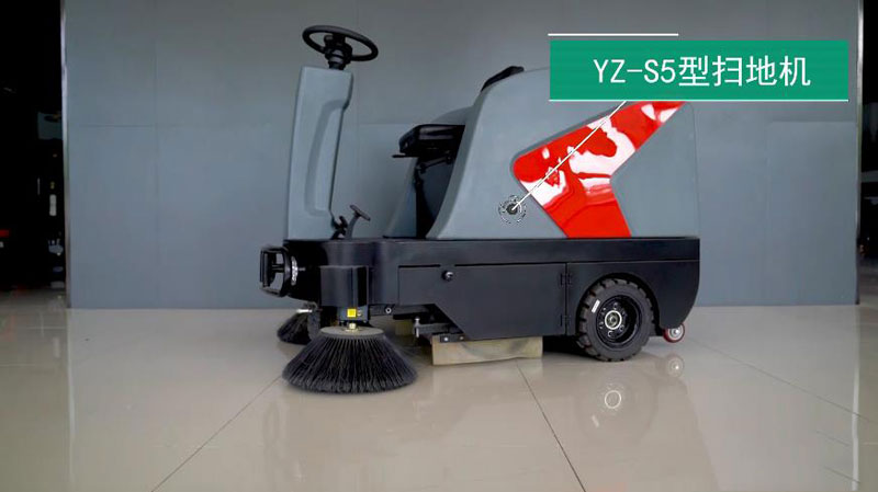 一臺小型掃地車(chē)的價(jià)格是多少呢